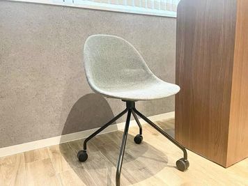 ワンコイン会議室 新橋 THE POINT新橋｜大会議室「チャップリン」の設備の写真