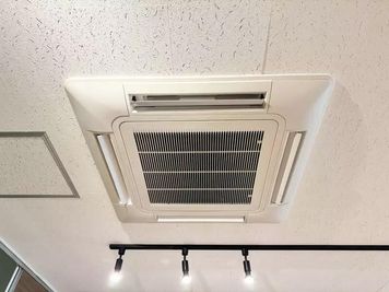 ワンコイン会議室 新橋 THE POINT新橋｜大会議室「チャップリン」の設備の写真