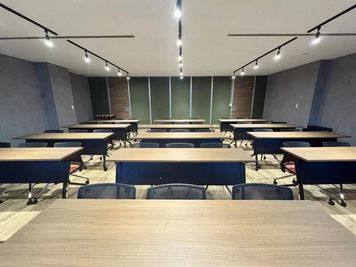 ワンコイン会議室 新橋 THE POINT新橋｜大会議室「チャップリン」の室内の写真