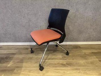 ワンコイン会議室 新橋 THE POINT新橋｜大会議室「チャップリン」の設備の写真