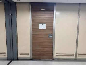 ワンコイン会議室 新橋 THE POINT新橋｜大会議室「チャップリン」の入口の写真