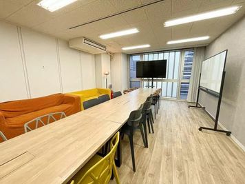 〈駅直結！新橋駅徒歩1分｜最大24名〉会議、ワークショップ、勉強会、控え室、懇親会にも最適！レンタルスペース『エミール・ガレ』 - ワンコイン会議室 新橋