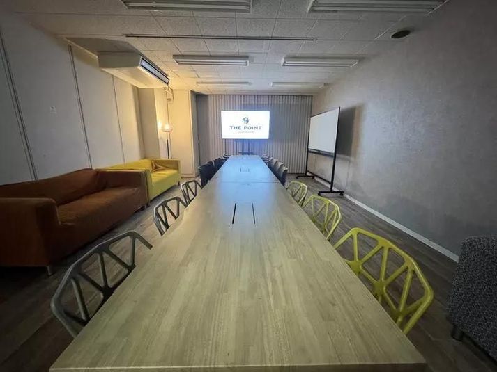 THE POINT新橋｜レンタルスペース「エミール・ガレ」 - ワンコイン会議室 新橋