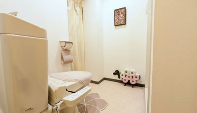 トイレはウォシュレット付きで広くて清潔です✨️ - Cinema Neon Pod / シネマネオンポッド秋葉原 小川町駅・淡路町駅・新御茶ノ水駅から2分の個室ワークルームの設備の写真