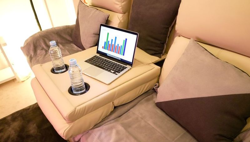 小川町駅・淡路町駅・新御茶ノ水駅から2分の個室ワークルーム - Cinema Neon Pod / シネマネオンポッド秋葉原