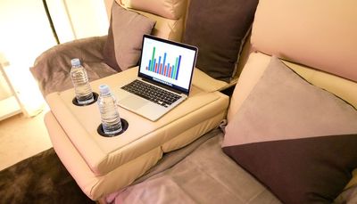 静かに考えたい日ほど、選ばれているスペースです。 - Cinema Neon Pod / シネマネオンポッド秋葉原 小川町駅・淡路町駅・新御茶ノ水駅から2分の個室ワークルームの室内の写真