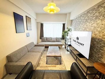 新大阪駅東口から徒歩10秒｜最大9名｜24h利用可｜商談｜ミーティング｜推し会｜ゲーム｜撮影｜新幹線の待ち時間｜当日予約歓迎 - シェアポケ 新大阪駅東口