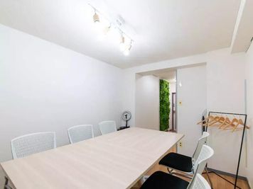 ワンコイン会議室 池袋の室内の写真