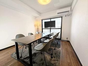 六本木駅徒歩15秒｜最大8名｜24h利用可｜ビジネス、パーティー、ボードゲームなどの利用に最適！夜間〜早朝の利用も可能！ - ワンコイン会議室 六本木