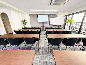 浜松町駅徒歩4分｜最大31名｜セミナー、懇親会、ゲーム、推し活、撮影の利用に最適！ワンコイン会議室 大門・浜松町 - ワンコイン会議室 大門･浜松町