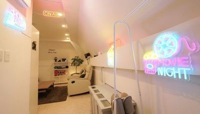 夜からはシアタールームとして稼働しているため、ネオンサイン装飾があります - Cinema Neon Pod / シネマネオンポッド秋葉原 小川町駅・淡路町駅・新御茶ノ水駅から2分の個室ワークルームの室内の写真
