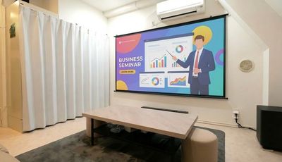 100インチ大型スクリーンでオンラインセミナー受講やミーティングに - Cinema Neon Pod / シネマネオンポッド秋葉原 小川町駅・淡路町駅・新御茶ノ水駅から2分の個室ワークルームの室内の写真