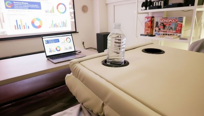 小川町駅・淡路町駅・新御茶ノ水駅から2分の個室ワークルーム - Cinema Neon Pod / シネマネオンポッド秋葉原