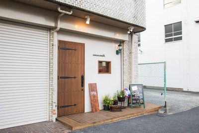 広めの歩道のあるファサード - GONGON JIUBA'Rの外観の写真