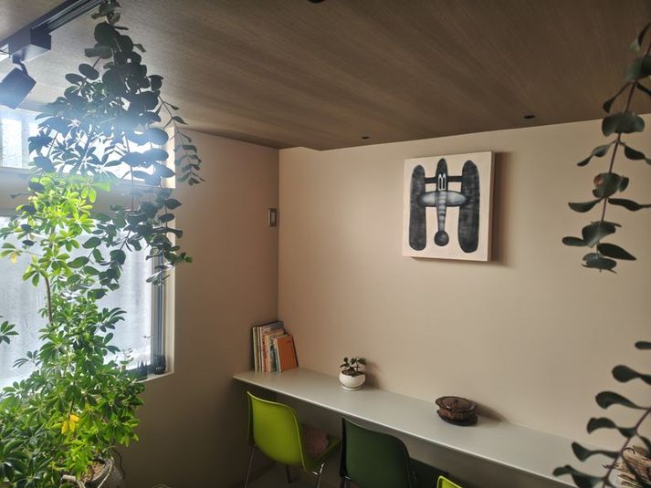 4人がけのフィックステーブルと壁面 - 知人とESSENTIALS 多目的スペースの室内の写真