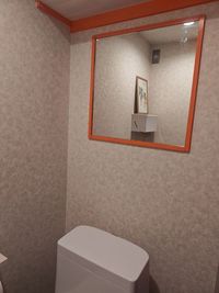 トイレ内の鏡 - 知人とESSENTIALS 多目的スペースの室内の写真