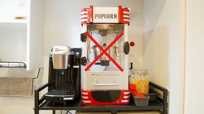 期間限定！ビジネスプランでもコーヒー飲み放題！
（未使用カプセルの持ち帰りは有料）
※ 当ビジネスプランではポップコーンマシンはご利用いただけません。 - Cinema Neon Pod / シネマネオンポッド秋葉原 小川町駅・淡路町駅・新御茶ノ水駅から2分の個室ワークルームの室内の写真