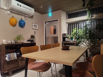 6人掛けメインテーブル - 知人とESSENTIALS 多目的スペースの室内の写真