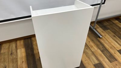 講演会、展示会などイベント会場のスピーチで使用する演台・司会台も無料で貸し出ししております。
パソコンや資料、荷物を置くのにとても便利です。
 - 高崎白銀ビル貸し会議室 別館 Room1【2-3名掛け最大26席】の設備の写真