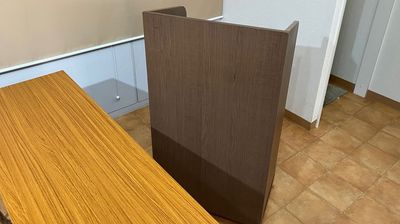 講演会、展示会などイベント会場のスピーチで使用する演台・司会台も無料で貸し出ししております。
パソコンや資料、荷物を置くのにとても便利です。
 - 高崎白銀ビル貸し会議室 第三会議室【3名掛け最大24席】の設備の写真