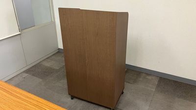 講演会、展示会などイベント会場のスピーチで使用する演台・司会台も無料で貸し出ししております。
パソコンや資料、荷物を置くのにとても便利です。
 - 高崎白銀ビル貸し会議室 第二会議室【3名掛け最大30席】の設備の写真