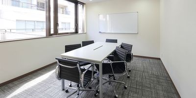 Regus 会議室｜高速Wi-Fi完備の落ち着いたビジネス空間 - リージャス会議室 オープンオフィス西新宿駅前
