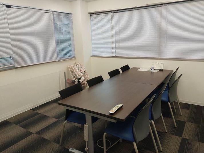 平和住宅情報センター仙台駅前店 3階応接室（個室8名利用可）の室内の写真