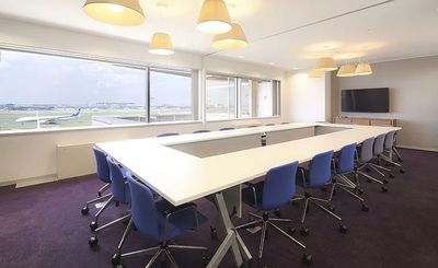 Regus 会議室|高速Wi-Fi完備の落ち着いたビジネス空間 - リージャス会議室 エクスプレス羽田空港第1ターミナル