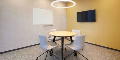 Regus 会議室|高速Wi-Fi完備の落ち着いたビジネス空間 - リージャス会議室 青山ツイン