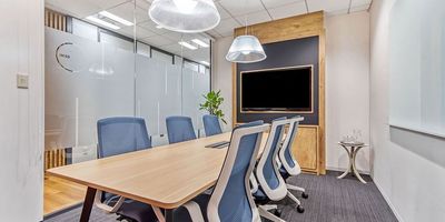 Regus 会議室｜高速Wi-Fi完備の落ち着いたビジネス空間 - リージャス会議室 京都四条烏丸