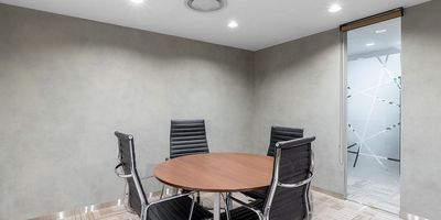 Regus 会議室|高速Wi-Fi完備の落ち着いたビジネス空間 - リージャス会議室 丸の内新国際ビル