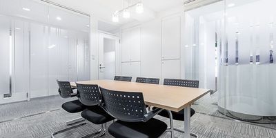 Regus 会議室｜高速Wi-Fi完備の落ち着いたビジネス空間 - リージャス会議室 関内