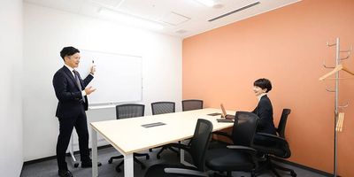Regus 会議室|高速Wi-Fi完備の落ち着いたビジネス空間 - リージャス会議室 オープンオフィス大阪福島