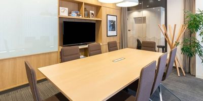 Regus 会議室｜高速Wi-Fi完備の落ち着いたビジネス空間 - リージャス会議室 SPACES博多駅前