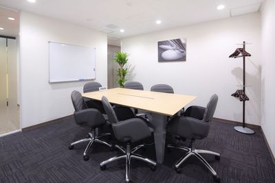 Regus 会議室|高速Wi-Fi完備の落ち着いたビジネス空間 - リージャス会議室 オープンオフィス新大阪北