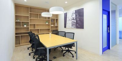 Regus 会議室｜高速Wi-Fi完備の落ち着いたビジネス空間 - リージャス会議室 エクスプレス阪急伊丹駅