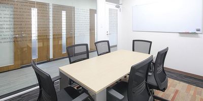 Regus 会議室｜高速Wi-Fi完備の落ち着いたビジネス空間 - リージャス会議室 オープンオフィス刈谷