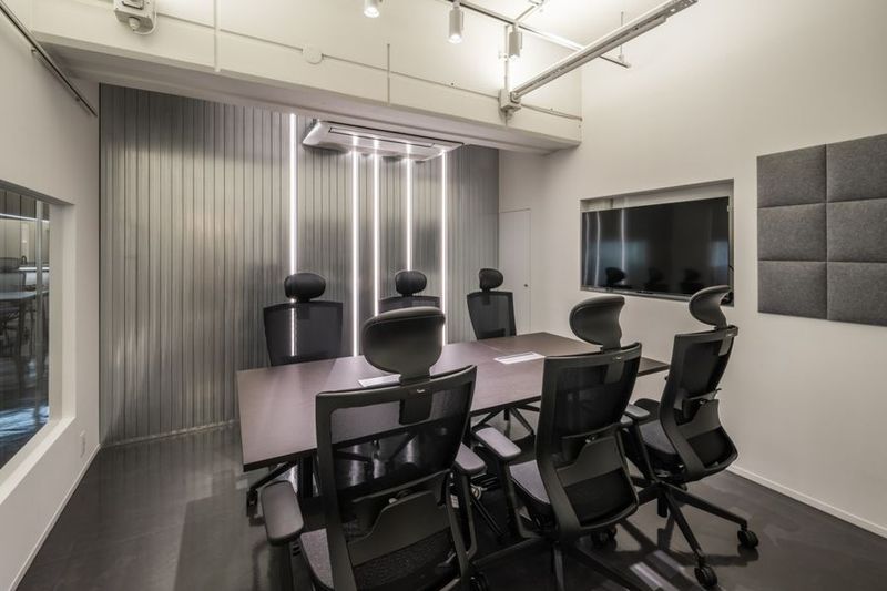 BRIDGEX workplace ミーティングルームBの室内の写真