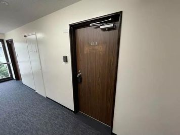 シェアポケ 新大阪駅東口の入口の写真