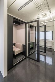 BRIDGEX workplace フォンブースAの室内の写真