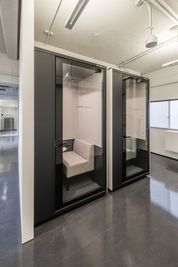 BRIDGEX workplace フォンブースAの室内の写真