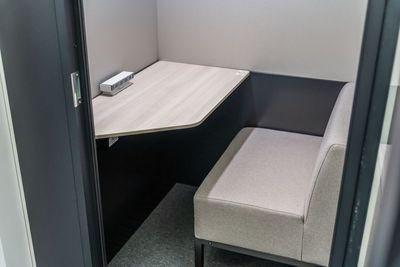 BRIDGEX workplace フォンブースAの室内の写真