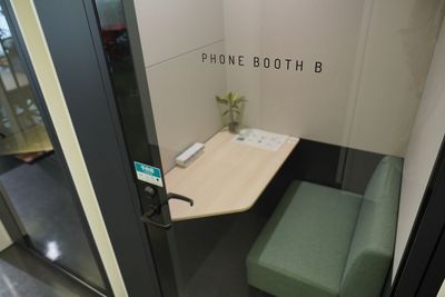 BRIDGEX workplace フォンブースBの室内の写真