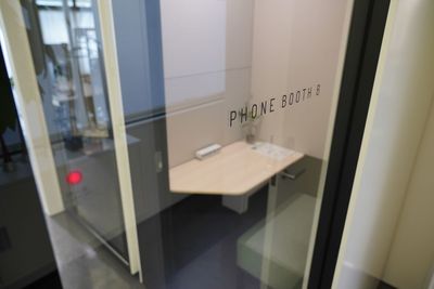 BRIDGEX workplace フォンブースBの室内の写真