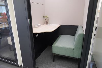 BRIDGEX workplace フォンブースBの室内の写真