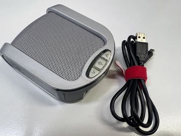 マイクスピーカー（スピーカーフォン）集音マイクとスピーカー一体型。Web会議に便利。 - odoranaオフィス谷町（旧katanaオフィス大阪谷町） 【最大18名着席可・レイアウト自由】貸し会議室・セミナールームの設備の写真