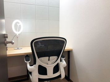 【夙川駅 商業ビル内コワーキングスペース】Webミーティング！Web面接/面談などに！【D-3 1名用 個室】 - にしのみやCoworking コワクラ