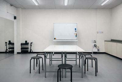 打ち合わせ・勉強会・少人数ミーティングに最適。
アイデアが自然とまとまる、シンプルで使いやすい会議スペース。 - PALETTEスタジオ 百合ヶ丘の室内の写真