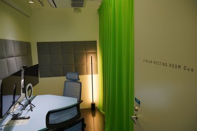 【BRIDGEX workplace】モニター付き！配信も可能なミーティングルームD（2人用） - BRIDGEX workplace