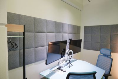 BRIDGEX workplace 配信ミーティングルームDの室内の写真